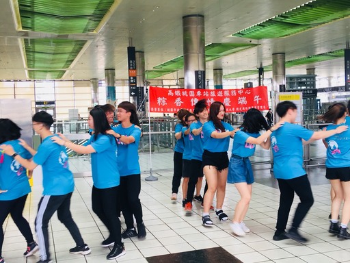 萬能科技大學師生於桃園高鐵站帶動「活力端午」的氛圍