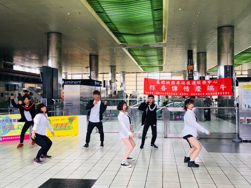 萬能科技大學師生於桃園高鐵站帶動「活力端午」的氛圍