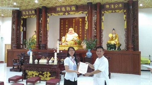 蔡佳蓉前往泰國四色菊省彌勒佛院華語交流,獲頒證書(蔡佳蓉提供)