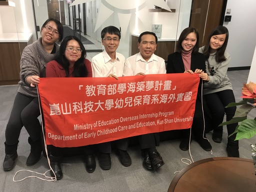 蔡佳蓉(左1)在美國實習時與駐美協會的長官合影(蔡佳蓉提供)