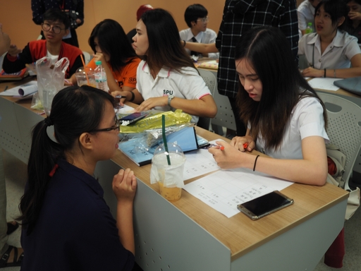 蔡佳蓉在泰國進行華語交流指導當地學生(蔡佳蓉提供)