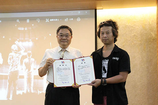 4.南臺科技大學通識教育中心邱創雄主任(左)致贈聘書予四分衛樂團吉他手兼團長鄭峰昇先生(右)。