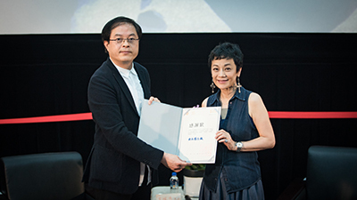 臺藝大陳志誠校長致贈張艾嘉導演感謝狀與公關賀禮。