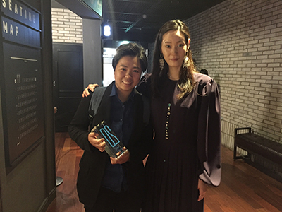 《2號球衣》導演巫虹儀(左)與和影展大使暨亞洲短片競賽單元的評審韓國女星李英真合影。