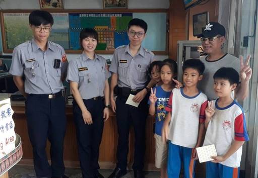 派出所「快閃」!台東德高國小學童送卡片祝波麗士「警察節快樂」!