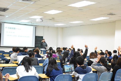 亞大副校長柯慧貞帶領的網癮中心研究師生與參加志工研習同學進行PBL個案討論。