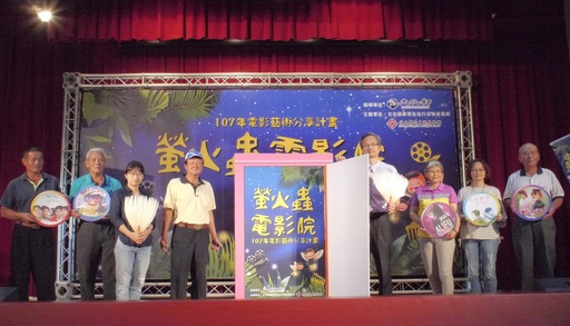 彰美館館長尹彙武開啟任意門,象徵穿越電影任意門般,徜徉在國片新奇又富深意的人文心旅