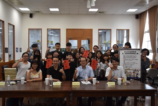 亞大學務處服學組組長賴昭吟(左一)與評審老師(右起)林怡君老師、林立聖老師、郭蘇文老師、陳峻誌老師與參賽同學合影。