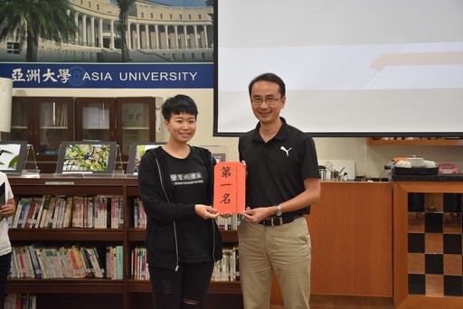 東海大學服務學習組組長林立聖(左)頒發第一名獎狀及獎金給幼教系郭巧佳同學。