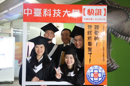 畢業生與中臺科大李隆盛校長拍照留念