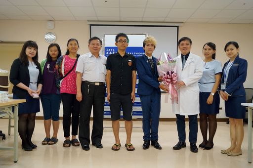 施先生(右4)感謝黃致錕院長(右3)讓他人生超大轉彎,左4為陳鴻文副院長。