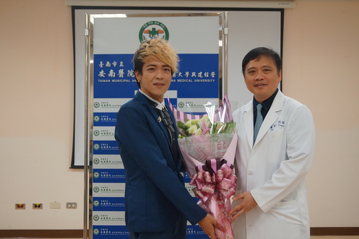 施先生感謝黃致錕院長(右)讓他事業感情兩得意。