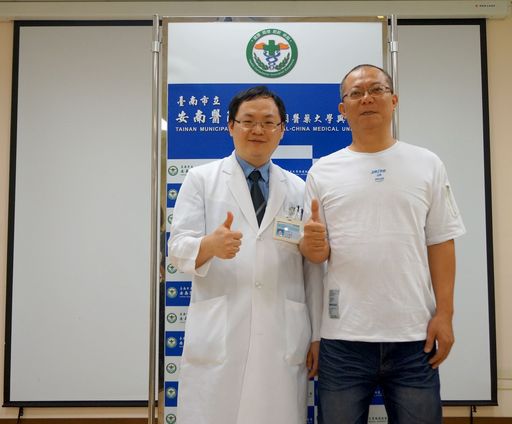 韓先生(右)上周才開刀今天就能參加記者會,他讚嘆程正鑫醫師微創脊椎手術神技。