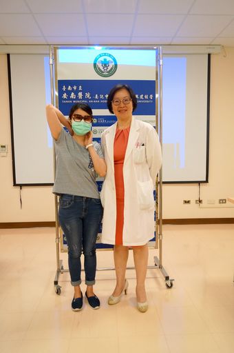 正妹A小姐(左)從此展開自信腋下人生,右為唐慧君主任。