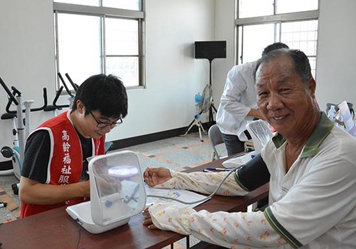 1.宅港社區長輩進行測量血壓及血氧,對於此次活動與服務內容非常滿意且讚不絕口。