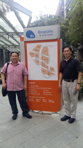 王永樑副教授(圖右)與Dr. Justin Chu 副教授(圖左)赴新加坡生醫園區 (Biopolis) 與生技廠商洽談研究成果的技術移轉事宜。