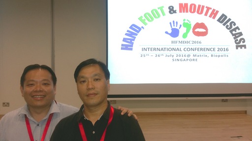 王永樑副教授(圖右)與 Dr. Justin Chu 副教授(圖左),同時受邀於2016國際手足口症研討會發表研究成果。