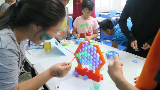 不能讓蜜蜂掉下來~該敲哪一個呢