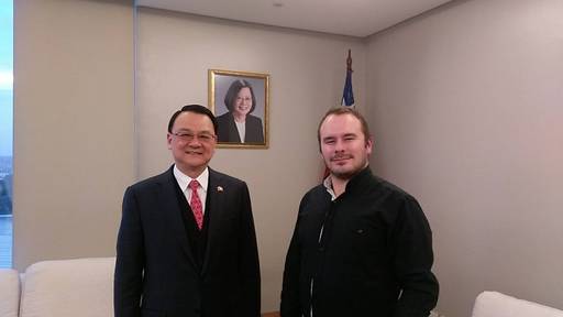 駐巴拉圭周大使與英國《經濟學人雜誌》記者Laurence Blair合影