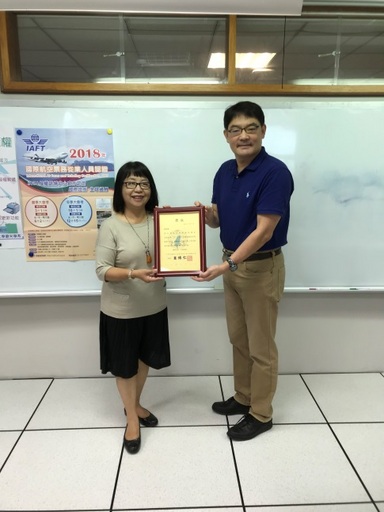 景文科技大學林佳蓉老師(左)、國立高雄餐旅大學IATA授權訓練中心程健行老師(右)