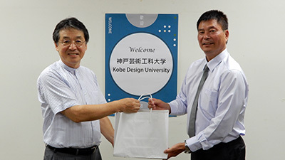 臺藝大劉榮聰學務長(右)與神戶藝術工科大學齊木崇人(Takahito SAIKI)校長致贈公關品。