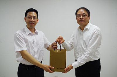 大學院校藝文中心協會理事長陳志誠校長贈與天津京劇院王則奇院長公關紀念品。