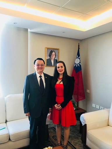 周大使與檢察官貝蕾茲(Pamela Pérez)合影