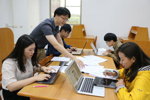 中信金融管理學院資訊中心教師陳建閔指導開發團隊執行美術設計與編碼工作