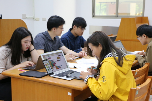 中信金融管理學院資訊中心教師陳建閔指導學生製作程式