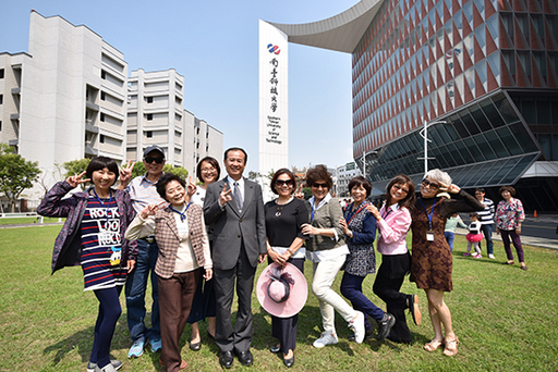 3.樂齡大學舉辦「舊事愛你」,邀請校長盧燈茂(前排左三)熱情參與走秀及野餐活動,並與學員們合影留念。