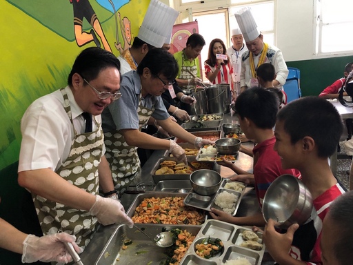 用在地食材加分打氣 學童樂開懷