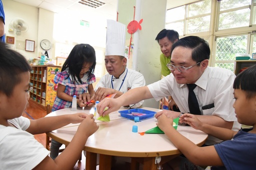 漁業署林國平副署長和廚師與幼兒童一起動手勞作認識魚