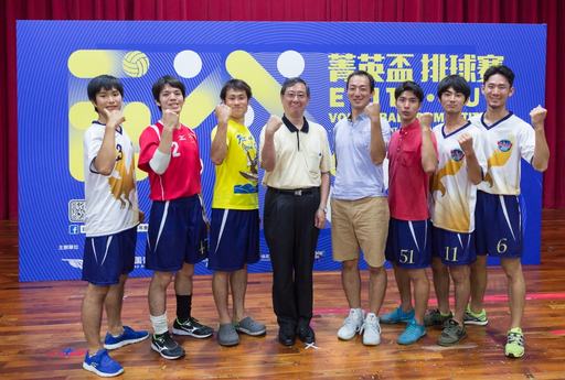中為台灣大學副校長林達德與早稻田大學男子球員合影