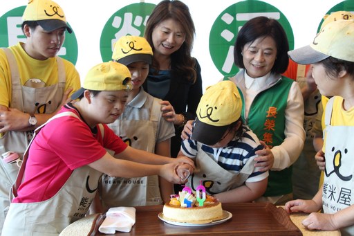 基隆長榮桂冠酒店與張榮發基金會邀小愉兒共同慶祝酒店20周年生日快樂