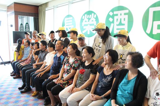 小愉兒幫爸爸媽媽按摩搥背