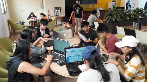 中信金融管理學院開發團隊討論校園商店街APP功能項目與設計