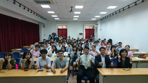 高雄新莊高中師生一行人近百位至中信金融管理學院參訪,鄭欽哲教務長親自接待,並期望藉由校際間的交流,協助提升新莊高中學生的多元學習。