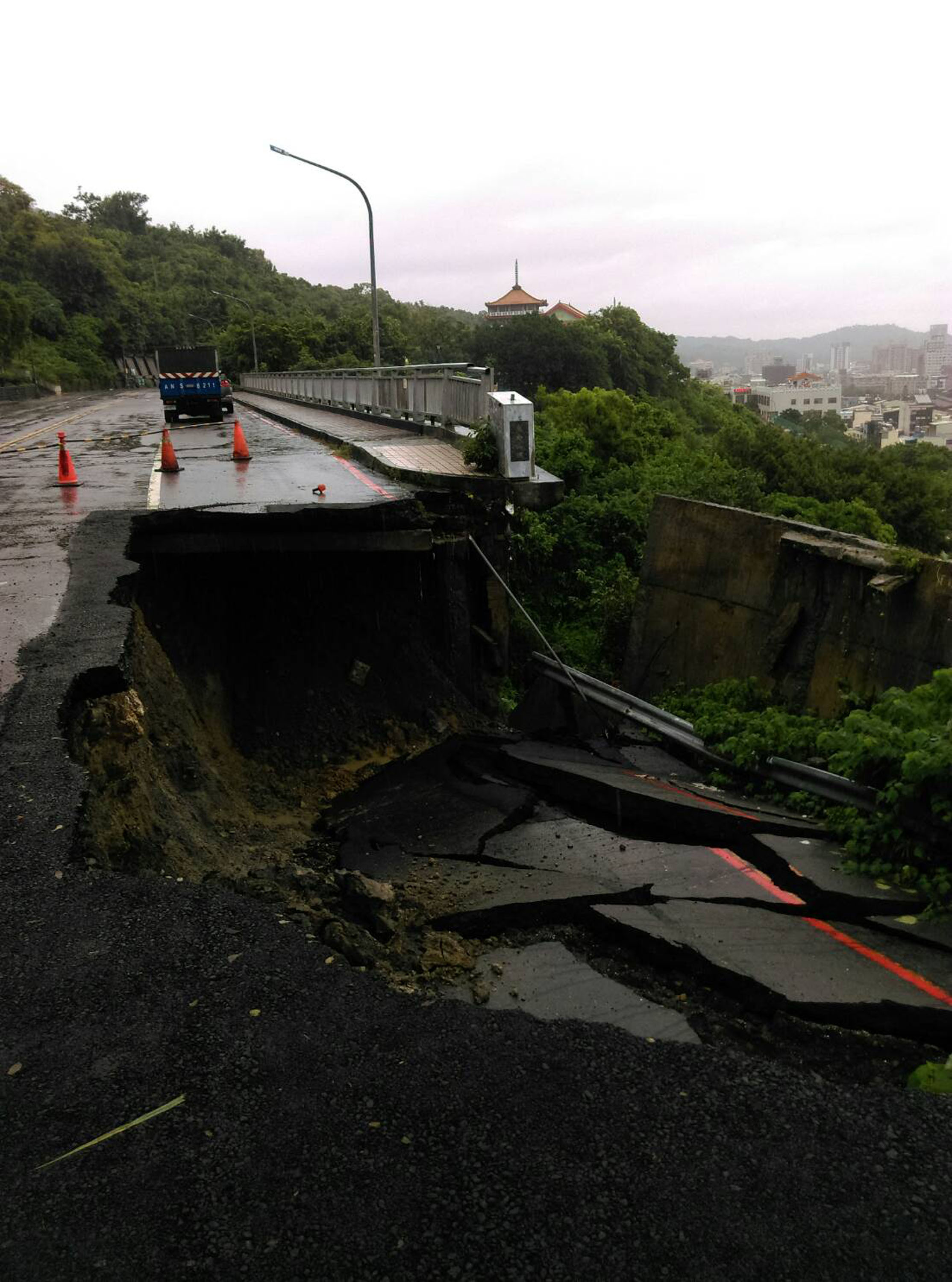 Collapsed road - Focus Taiwan