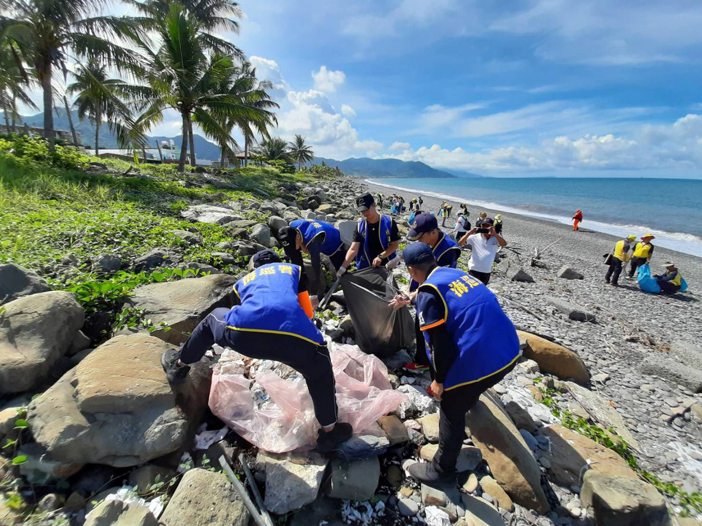 beach-cleanup-focus-taiwan