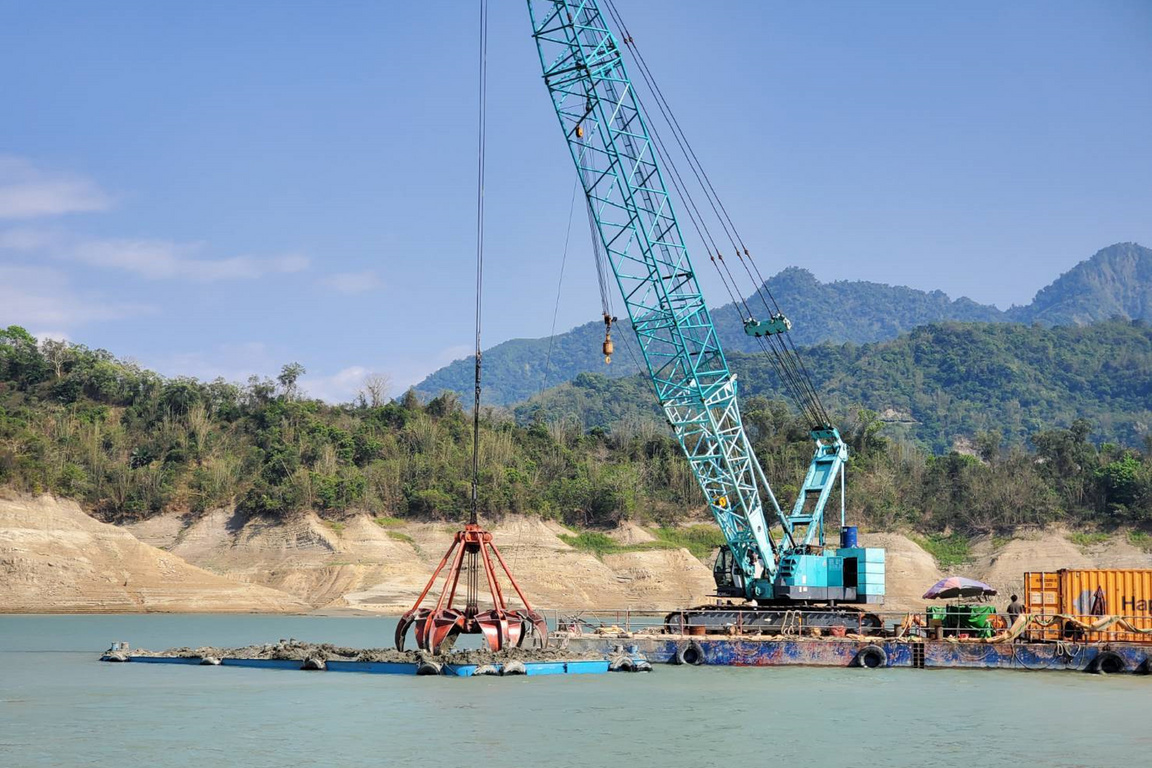 how does dredging work to replenish a shoreline