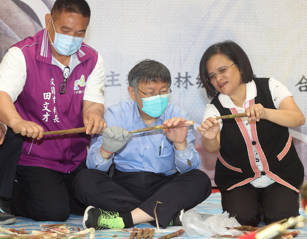 Peeling bamboo shoots