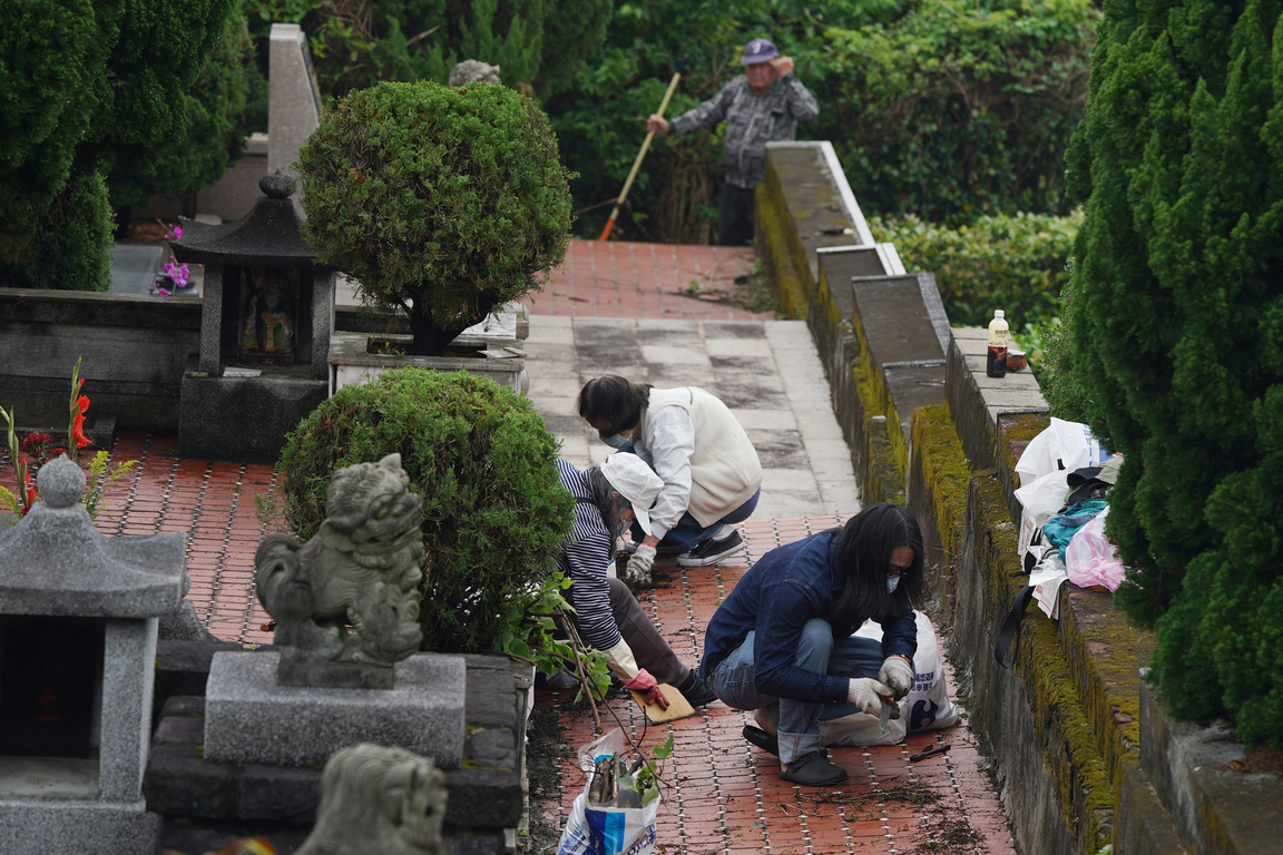 Tomb sweeping on Yangmingshan Focus Taiwan