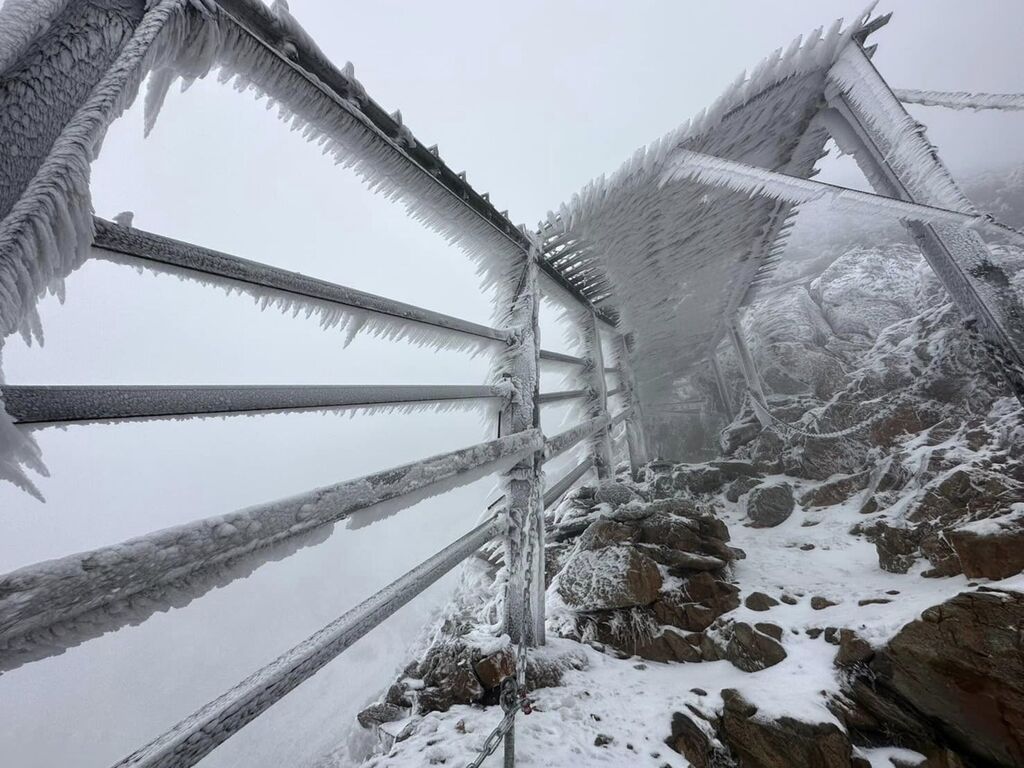 Icicles on Yushan