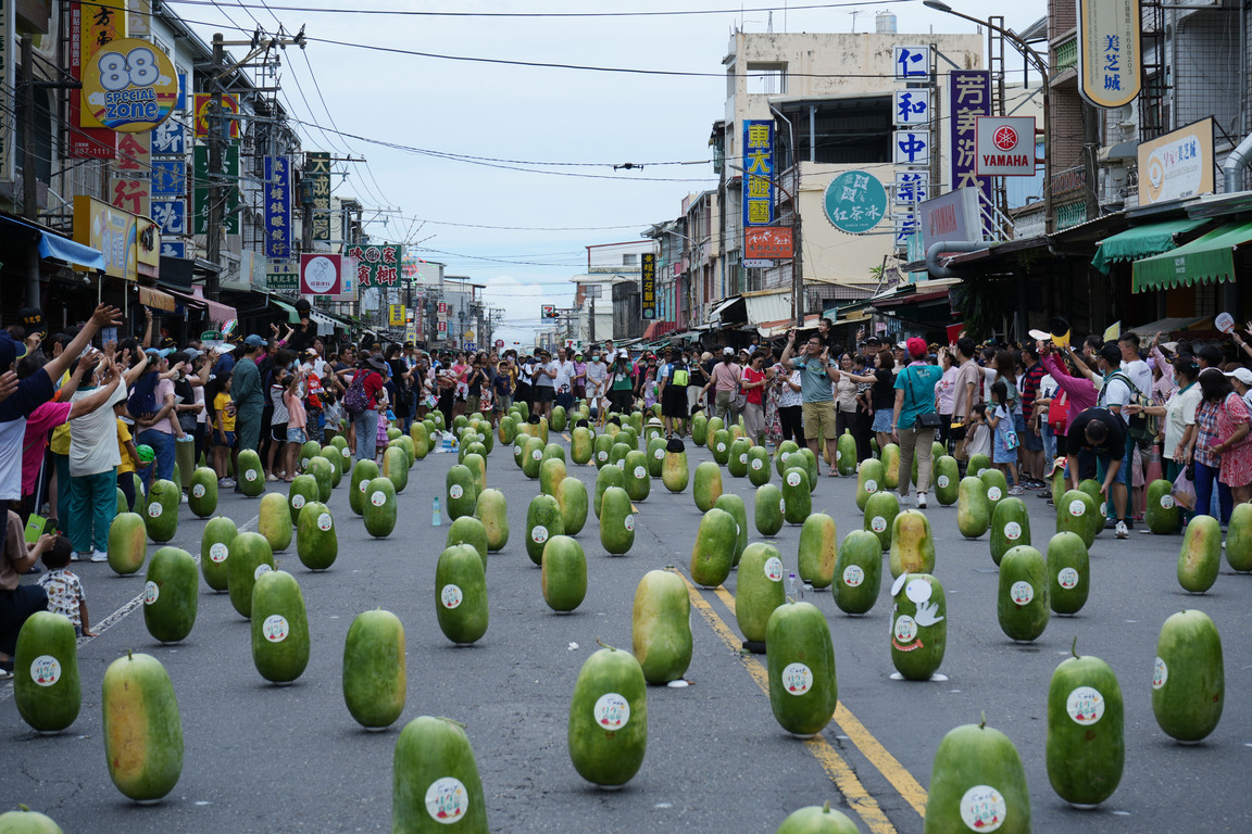 Melon standing