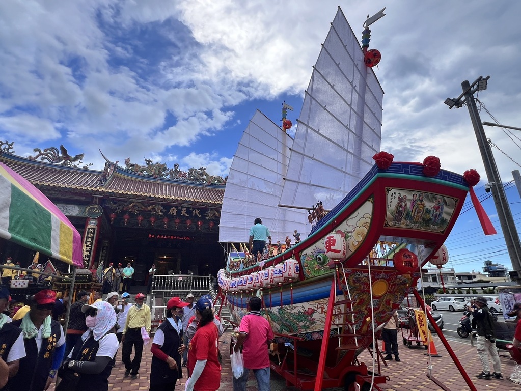 Parade-ready Wangye boat