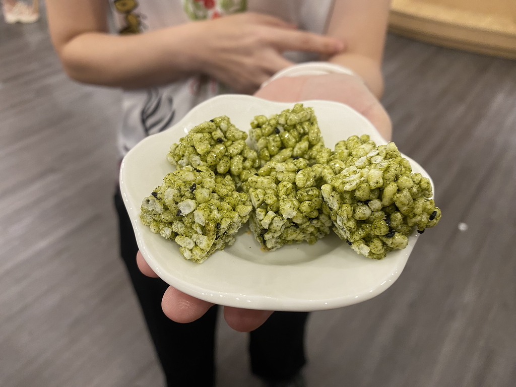 Puffed tea-flavored rice treats