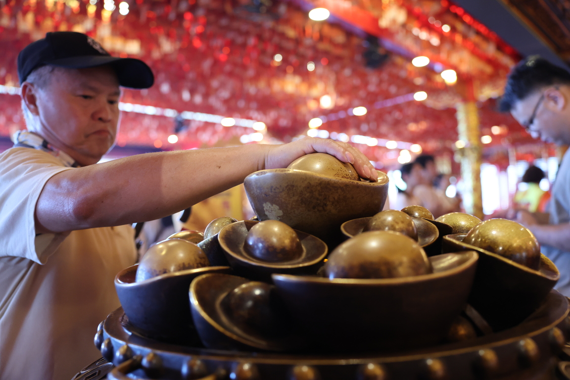 Pray for good fortune
