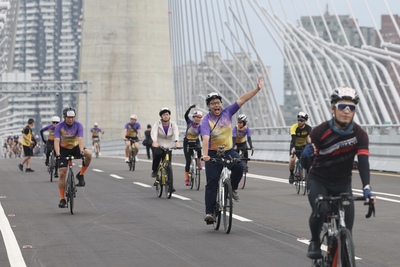 Danjiang Bridge pre-opening ride