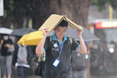 Improvised rain protection