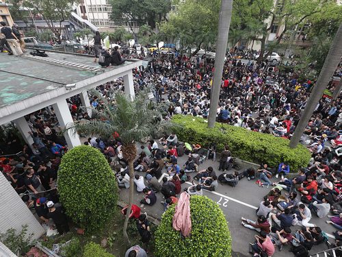 Protesters blocking one of the entrances to the Legislative Yuan Wednesday morning